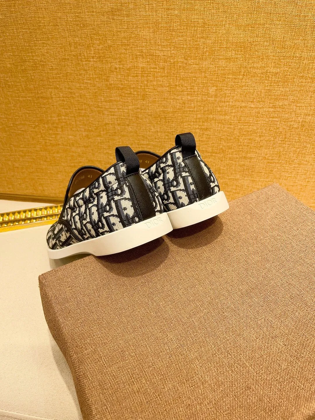 Factory price 380🔥[Dior] The latest 2024 new model is carefully crafted and set off the audience! An international brand that continues to innovate. This men's all-season casual shoe, the original version, has an all-leather upper, breathable and comfortable leather feet ➕Rubber non-slip outsole, breathable and comfortable, quality speaks for itself👄Color: two colors Size: 38-44